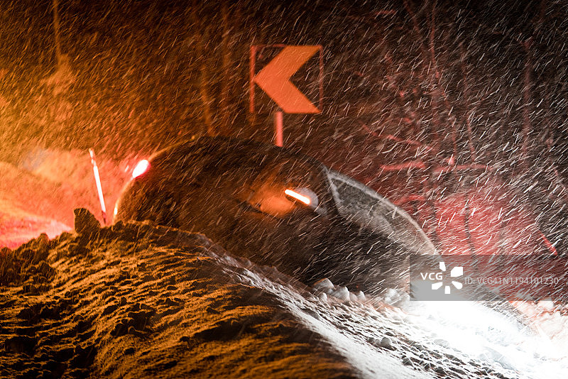 汽车被困在路上的积雪中图片素材