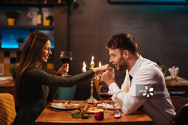 一对情侣在餐厅吃浪漫晚餐图片素材