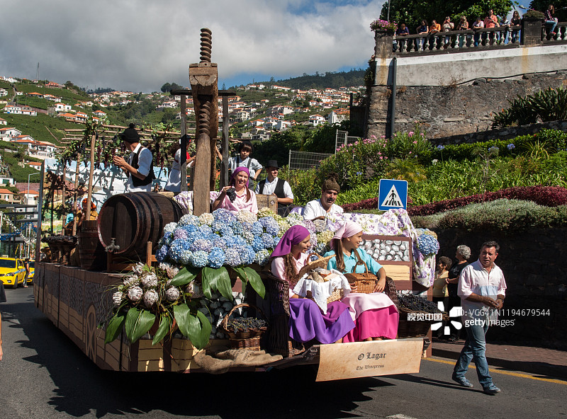 葡萄牙马德拉，人们在马德拉葡萄酒节上穿着传统服装。图片素材