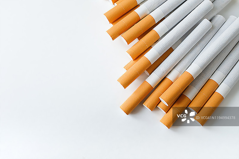 白色桌子上的一包带空气过滤器的香烟。预防坏习惯和成瘾。有选择性的重点。为文本复制空间。图片素材