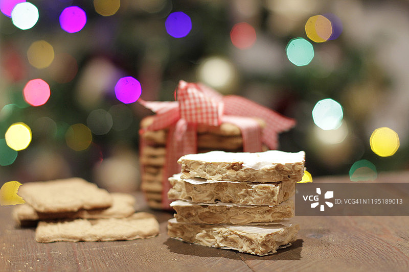西班牙杏仁牛轧糖和饼干配圣诞彩灯图片素材
