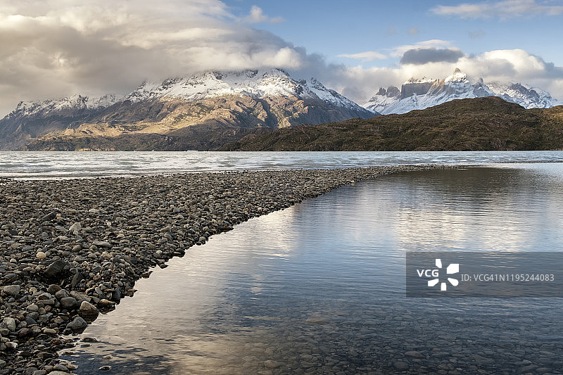 托雷斯·德尔·潘恩国家公园的灰色湖，水中倒影着白雪覆盖的安第斯山脉图片素材