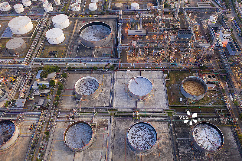 鸟瞰图石油和天然气工业，炼油厂的储油罐和管道钢在夜间图片素材