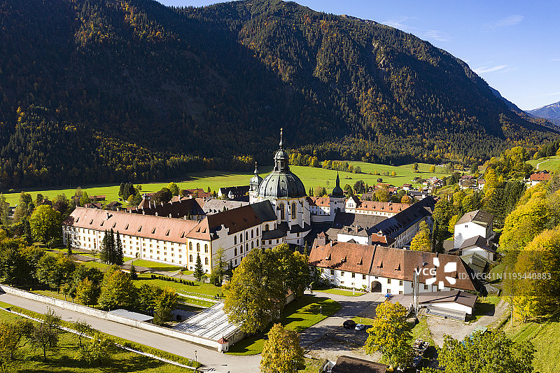 德国，巴伐利亚，上巴伐利亚，埃塔尔，本笃会修道院埃塔尔修道院鸟瞰图图片素材