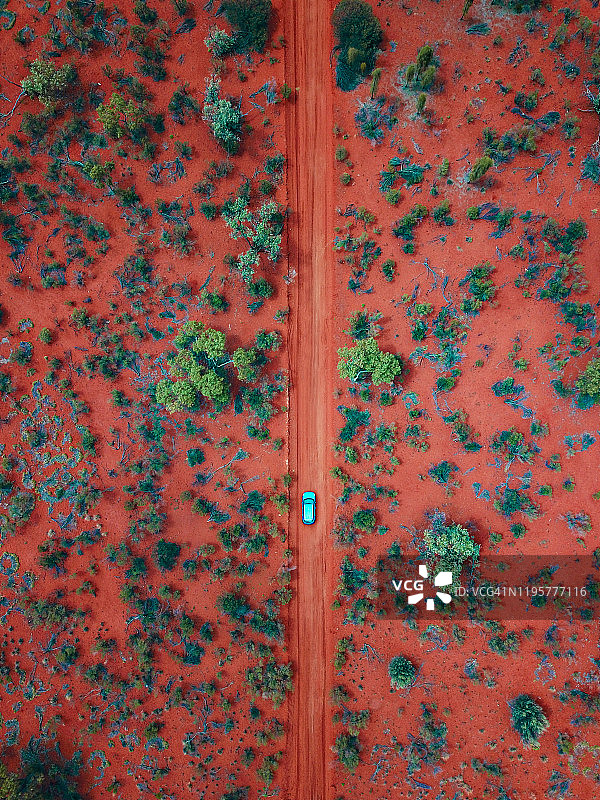 一辆汽车在澳大利亚内陆红色中心道路上行驶的航拍照片图片素材