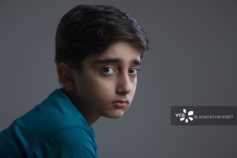 一个悲伤的小男孩的肖像。(儿童)图片素材