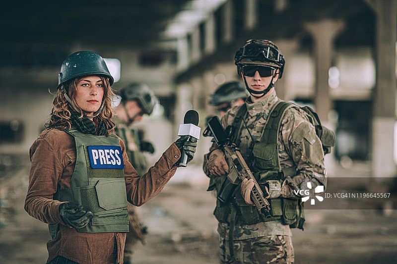 一名军人正在采访一位来自战区的女士图片素材
