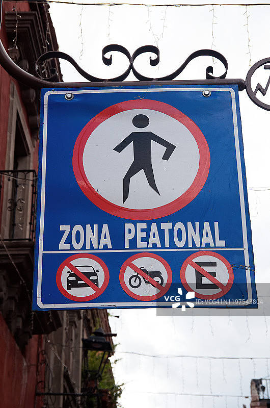 “Zona Peatonal”(行人区)道路警告标志图片素材