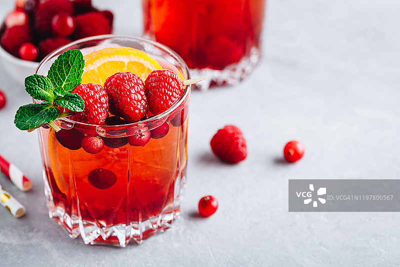 覆盆子、蔓越莓、桑格利亚潘趣酒或莫吉托杯，配以橘子片和薄荷图片素材