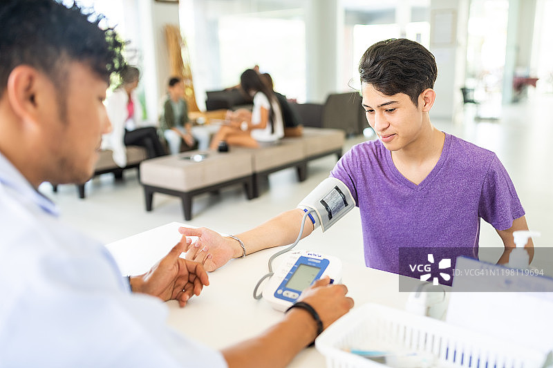 泰国青少年与医生交谈并测量血压图片素材