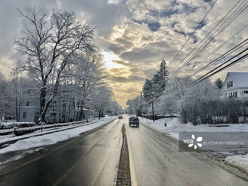 冬天，美国缅因州拉姆福德的公路上行驶着汽车图片素材