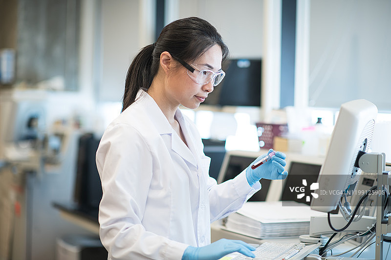 亚洲女性实验室技术员正在为离心机库存照片准备血液瓶图片素材
