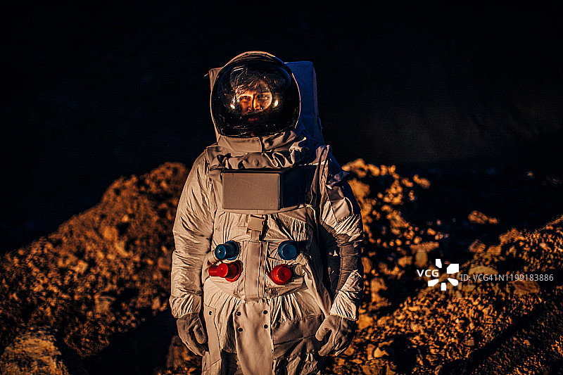 宇航员独自站在黑暗的星球上图片素材