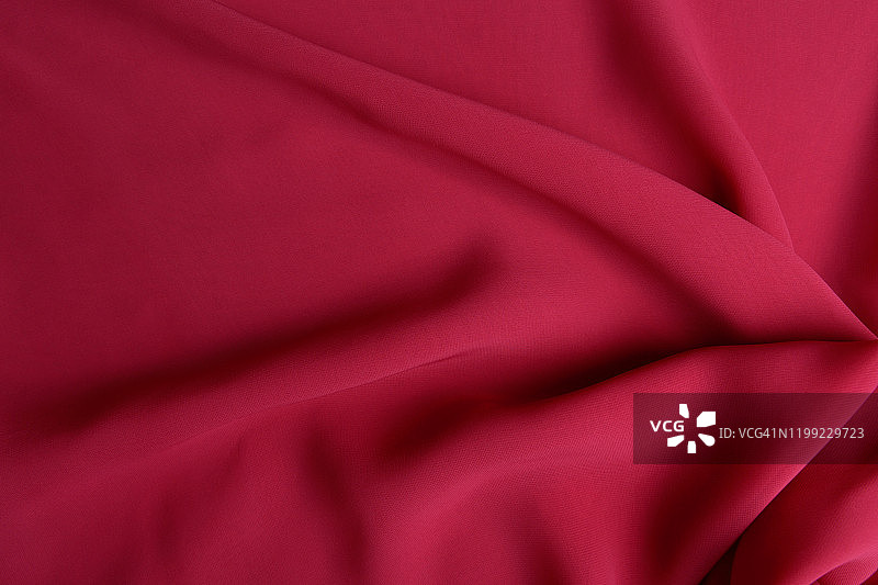 光滑典雅的红色丝绸或绸缎豪华布料质地可作为抽象的背景。奢华的情人节背景设计。图片素材