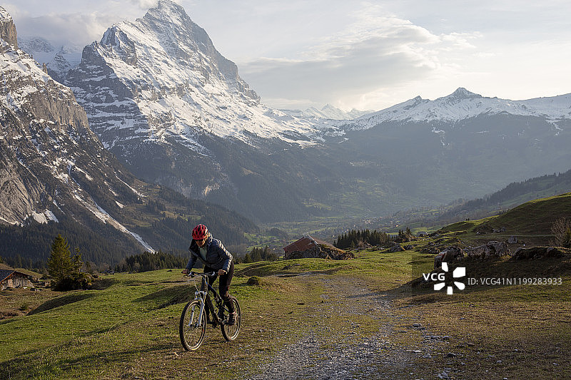 女山地自行车运动员攀登山坡图片素材