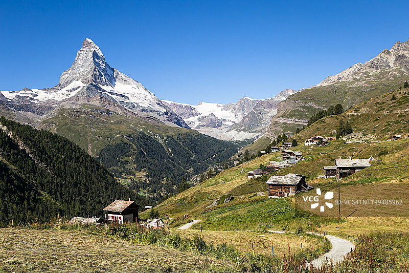 瑞士阿尔卑斯山泽马特山顶上的马特洪峰美景图片素材