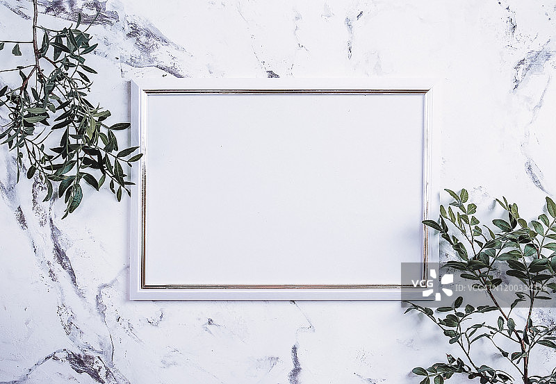 空白的画框和白色的花束花在大理石桌子背景图片素材