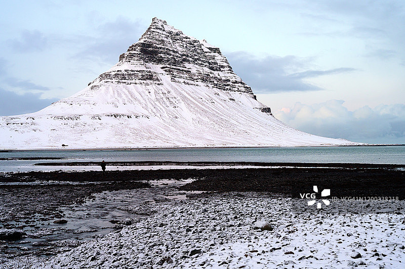 冰岛西部Snæfellsnes半岛的Kirkjufell被雪覆盖图片素材