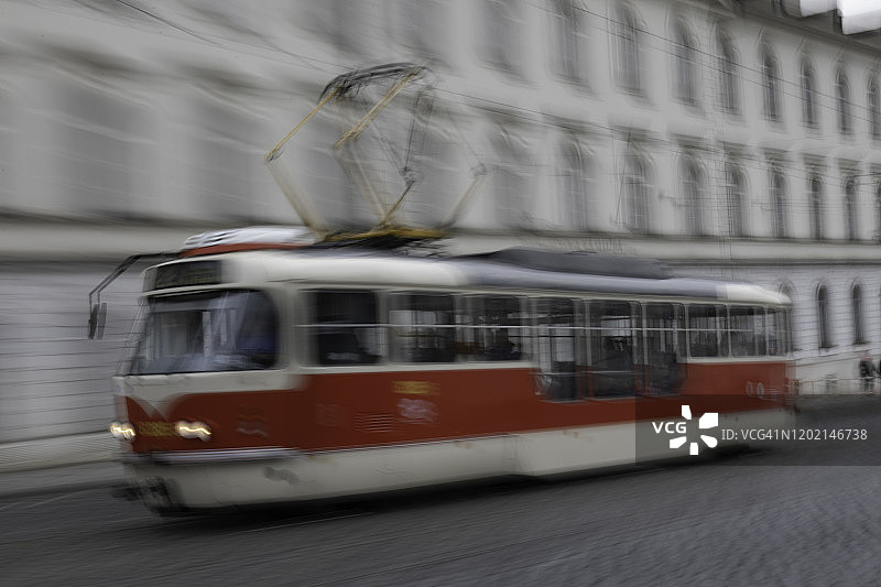 布拉格一辆有轨电车在建筑物前经过的模糊运动影像图片素材