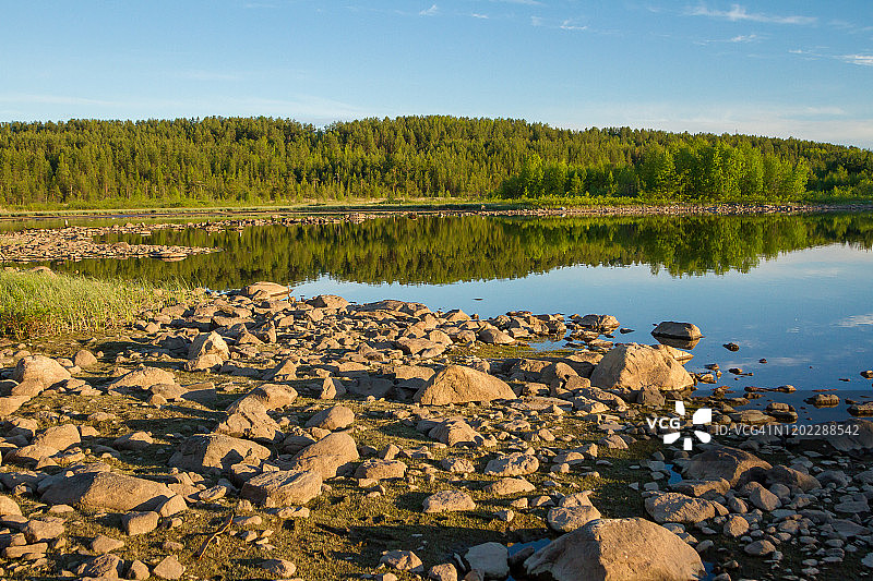 在坎大拉克沙附近的泽勒诺博尔斯基村，Kovdozero湖上有石头和清澈的水。科拉半岛,俄罗斯。图片素材