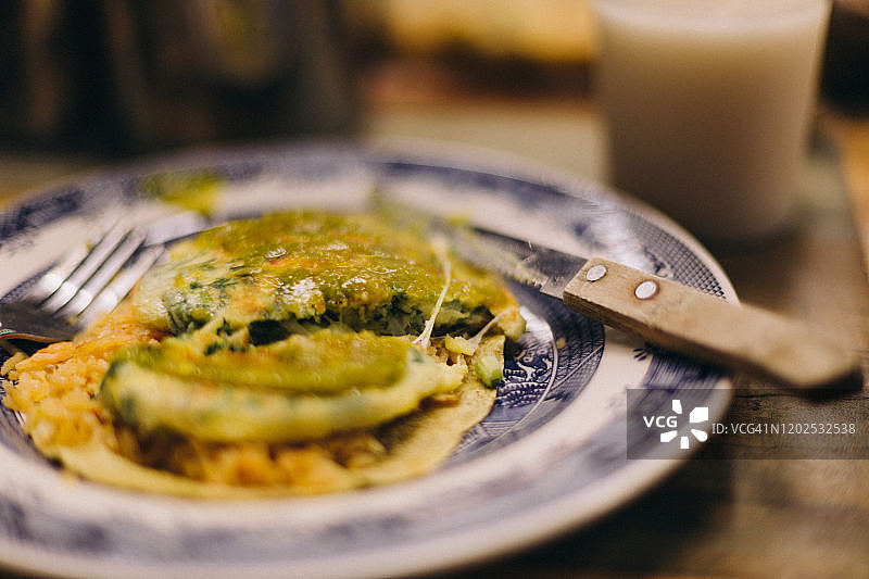 墨西哥墨西哥城的美味早餐:玉米饼、米饭、鸡蛋、仙人掌叶和莎莎酱。图片素材