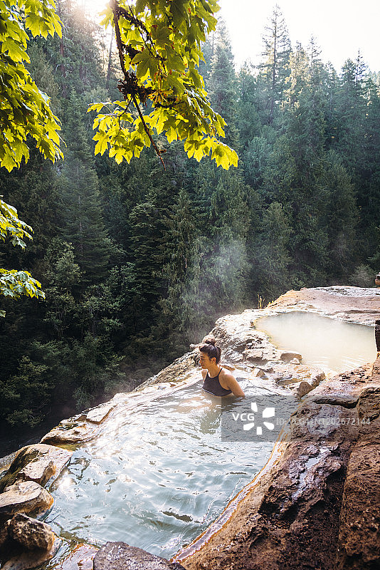 一名女子在俄勒冈州的温泉中休息图片素材