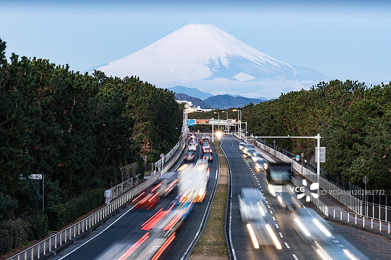 日本神奈川县积雪覆盖的富士山和城市道路图片素材
