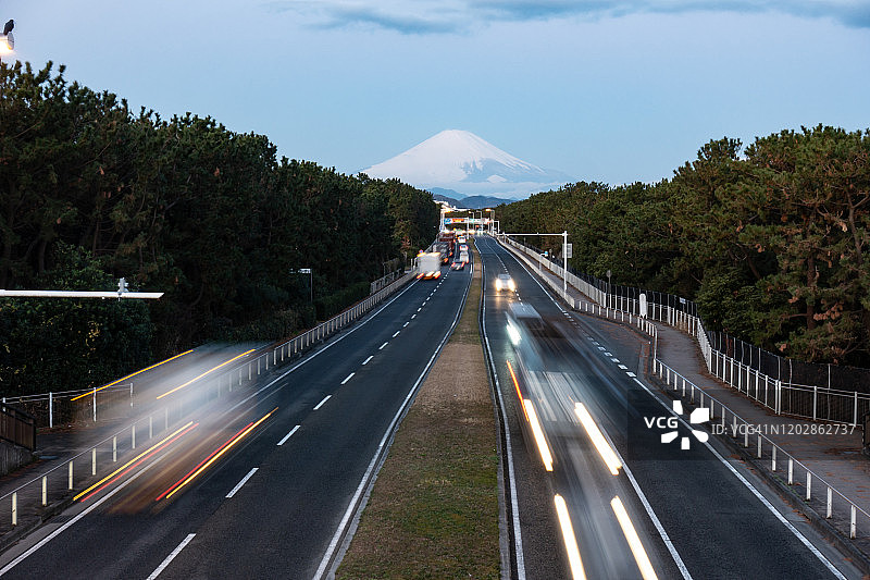 日本神奈川县积雪覆盖的富士山和城市道路图片素材