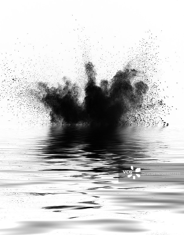 一团黑色的粉末颗粒撞击在水面上反射的白色背景上。图片素材