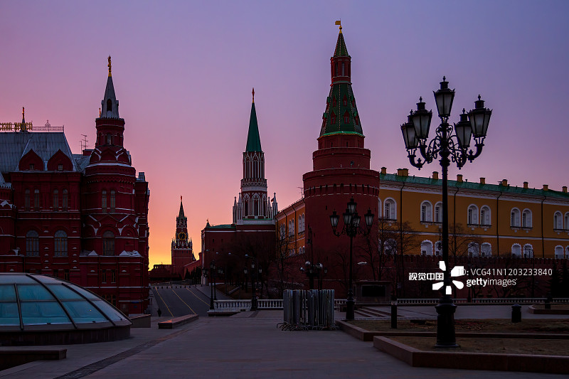 俄罗斯莫斯科——2019年3月22日:俄罗斯首都莫斯科的日出。从管理广场俯瞰克里姆林宫和历史博物馆。图片素材