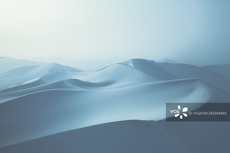 冬天，沙漠沙丘被雪覆盖图片素材