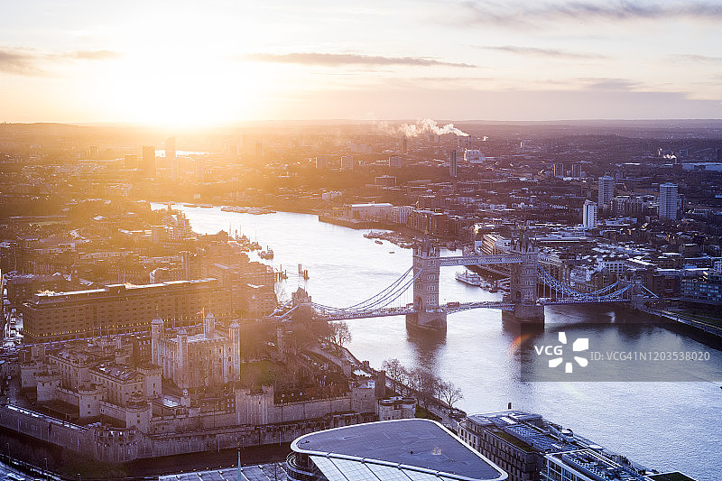 日出时伦敦城市的鸟瞰图图片素材