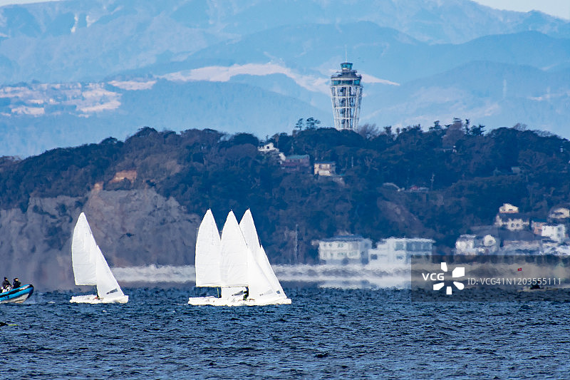 日本神奈川县的Enoshima和帆船图片素材