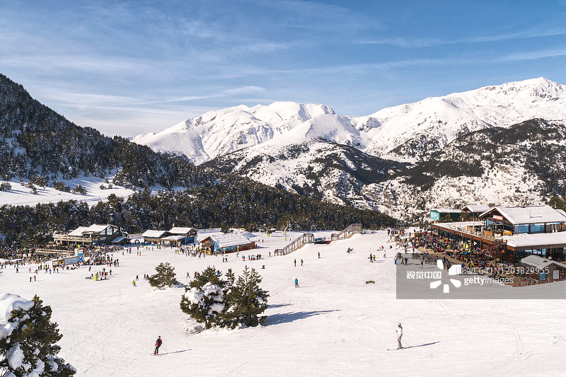 在安道尔比利牛斯山脉格兰德瓦利拉滑雪场的斜坡上滑雪和单板滑雪的未定义的人。图片素材