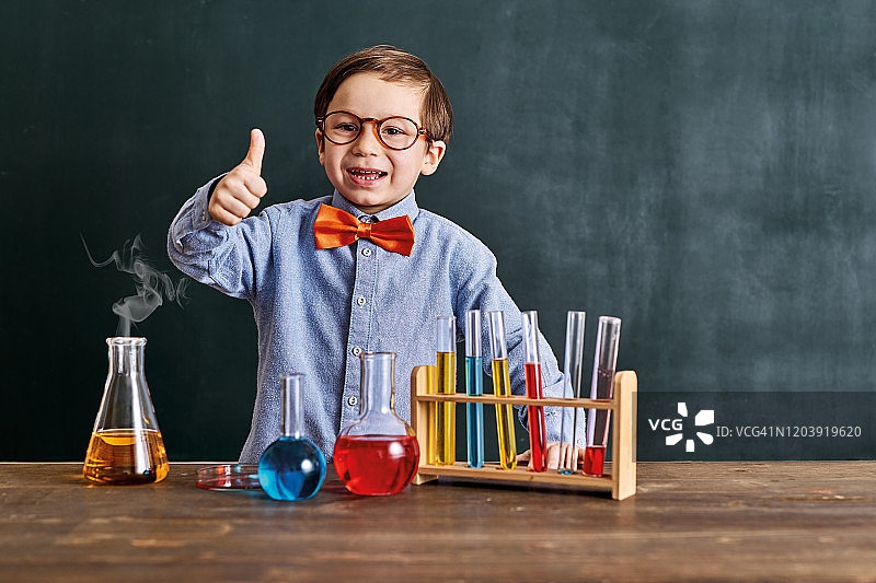 可爱的科学家在教室里用化学工具学习科学。教育是科学。图片素材
