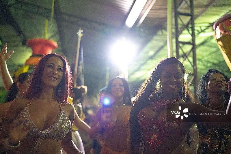 人们庆祝和跳舞巴西狂欢节图片素材