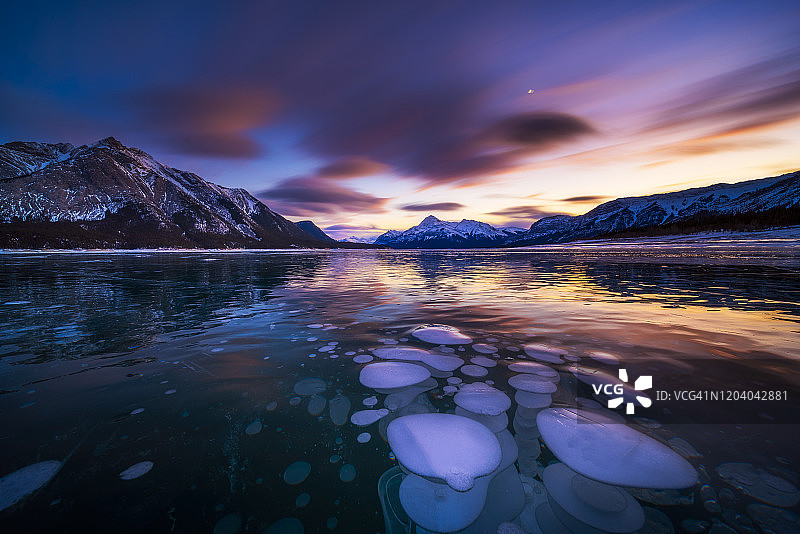 冰泡和亚伯拉罕湖的日出图片素材
