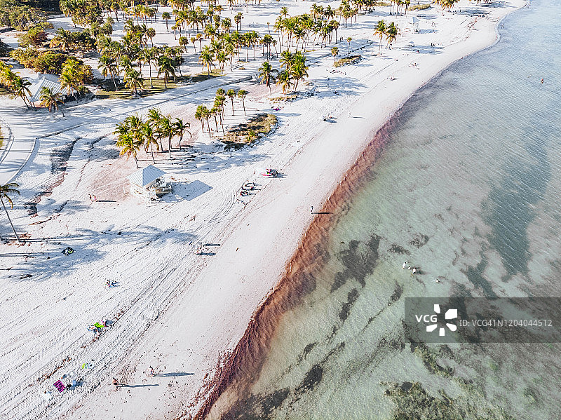 比斯坎湾海滩的无人机与白色的沙子和透明的水。图片素材