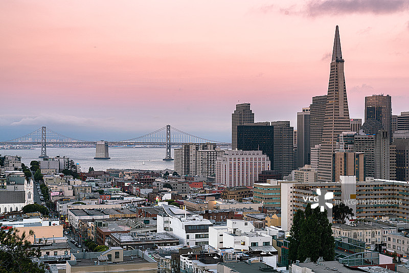 美国加州旧金山海湾大桥和旧金山市中心鸟瞰图(黄昏)图片素材