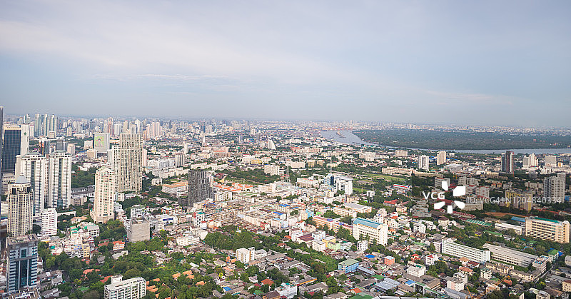 全景城市景观商业区(baiyok, Ratchaprarop, patunam曼谷，泰国)鸟瞰高层建筑在黄昏图片素材