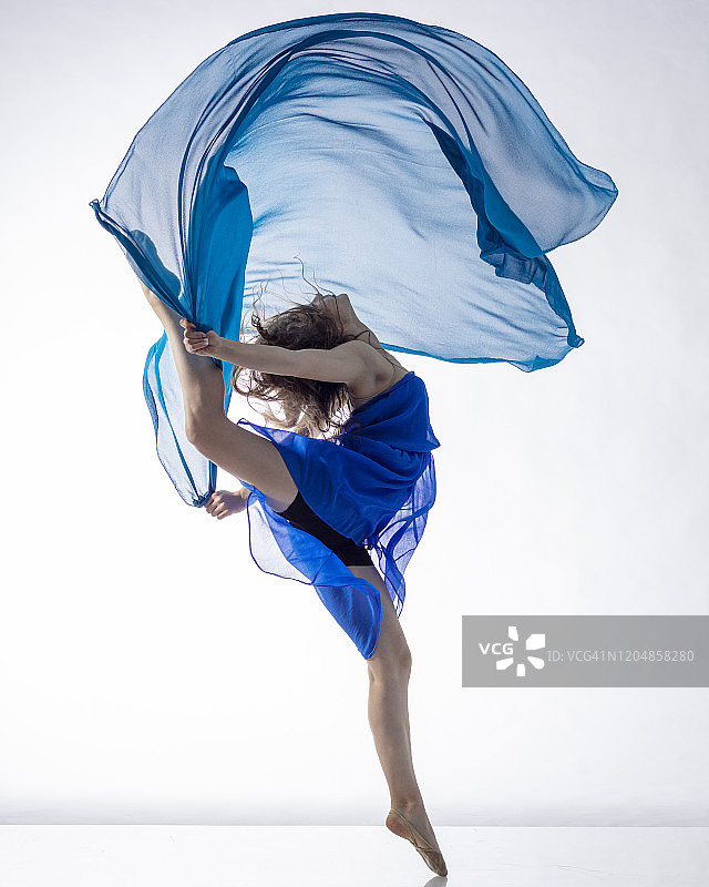 身穿蓝色布料，白色背景的舞者图片素材