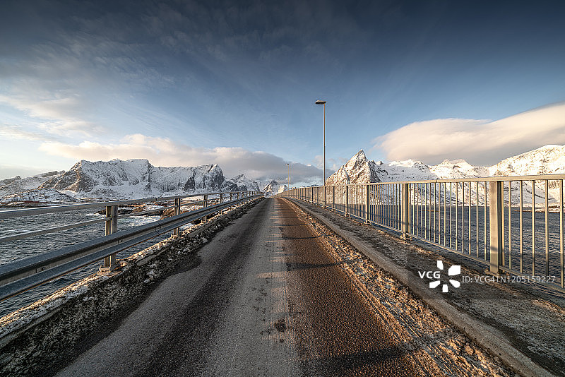 挪威勒内(Reine)的雪山上的桥图片素材