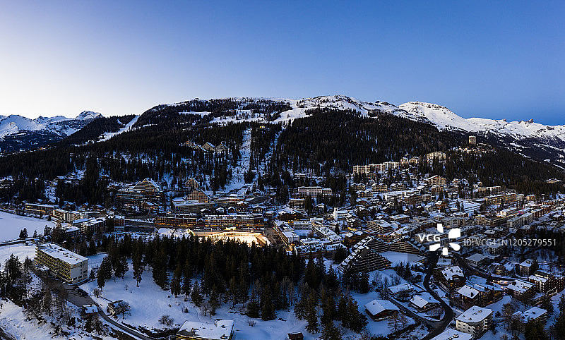 瑞士著名的克兰斯-蒙大拿村庄上空的蓝色时刻图片素材