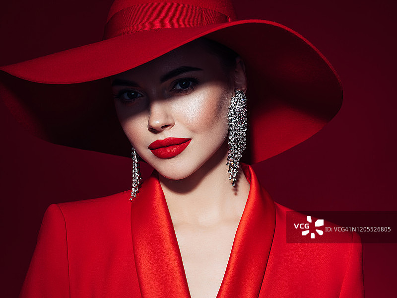 漂亮的女孩化妆穿着红色的夹克和帽子图片素材