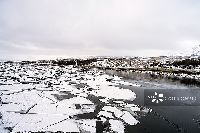 冰岛北部艾雅法尔达拉河上的冰块图片素材