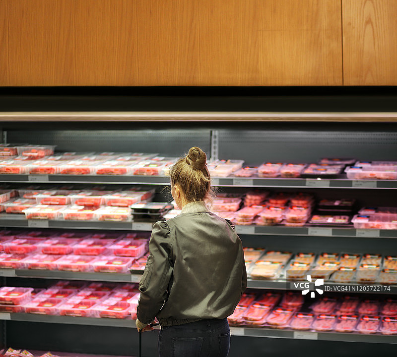 一个女人在超市买肉图片素材