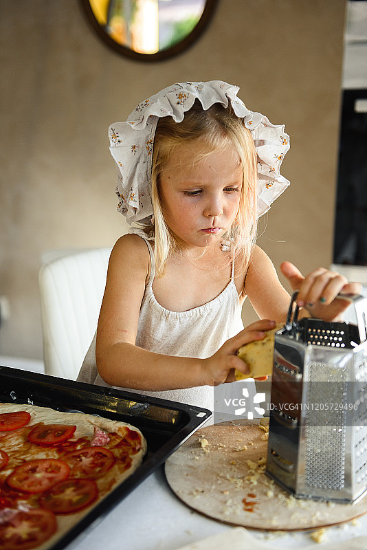 小女孩在厨房做披萨图片素材