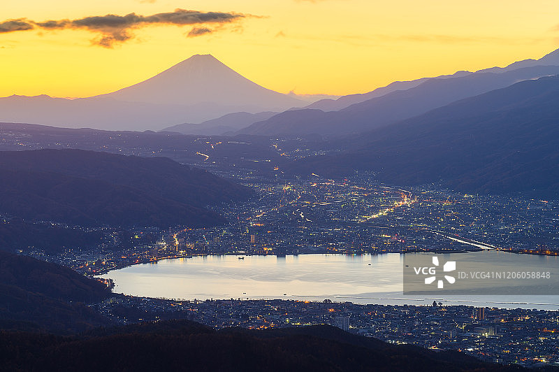 从日本长野高博内高地俯瞰富士山和须和子湖图片素材
