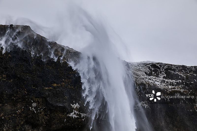 Seljalandsfoss瀑布在冬季降雪期间图片素材