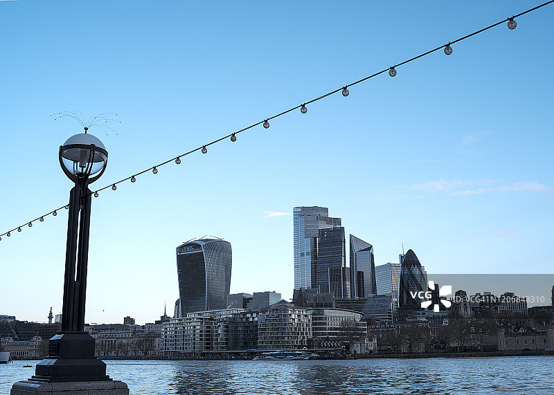 暮色中伦敦城的天际线映衬着晴朗的天空图片素材